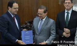 ORAMENTO 2016 - Levy e Barbosa entregam a Renan Oramento 2016 com previso de dficit de R$ 30,5 bi