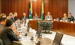 DILMA ROUSSEFF e ministros renem-se com Lula em Braslia, nesta noite de 3 feira