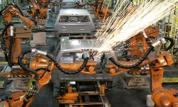 INDSTRIA - Produo industrial inicia 2016 com alta em 8 locais