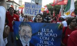 RIO DE JANEIRO - Manifestantes contra impeachment lotam a Praa XV