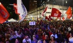 IMPEACHMENT - Milhares de manifestantes saem s ruas contra o impeachment