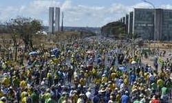 BRASILIA - 25 mil manifestantes na Esplanada, segundo a PM