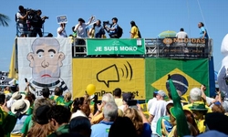 MANIFESTANTES protestam contra corrupo e em apoio  Lava Jato no Rio