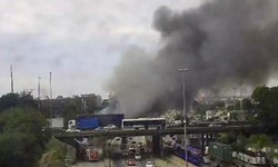 Incndio de Veculos na Baixada Fluminense. Avenidas do Rio interditadas