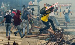 VENEZUELA Protesto na Venezuela acaba em confronto entre manifestantes e policiais