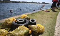 LAGO PARANO Mergulhadores retiram lixo submerso