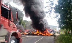 MST bloqueia rodovias em protesto  priso de Lula