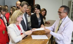 PT registra candidatura de LULA no TSE com apoio de milhares em caravana a Brasilia