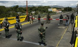 VENEZUELA Militares bloqueiam ponte para impedir Ajuda Humanitria da Colmbia