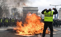 JALECOS AMARELOS - Polcia de Paris prende 200 manifestantes neste sbado