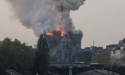PARIS - Incndio atinge Catedral de Notre-Dame em Paris