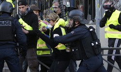COLETES AMARELOS em novo confronto a Polcia contra o governo Macron