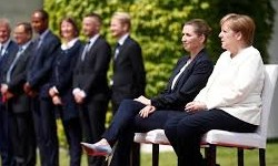 MERKEL recebe sentada a Primeira-Ministra da Dinamarca