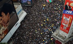 HONG KONG Manifestantes confrontam a polcia no 70 aniversrio da Revoluo
