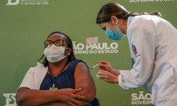 VACINA CHINESA Enfermeira de So Paulo  Primeira Brasileira Vacinada