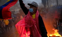 COLMBIA - No 8 Dia de Manifestaes, Polcia atira na Populao 