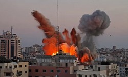 PALESTINOS FOGEM enquanto Israel Bombardeia seu Territrio