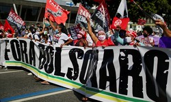BRASILEIROS nas ruas contra Bolsonaro, neste sbado.
