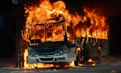 MILICIAS DO RIO queimam dezenas de nibus em retaliao  morte de miliciano pela PC