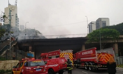 INCNDIO em Viaduto bloqueia a Av 23 de Maio, em Sampa