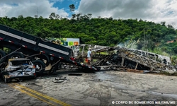 ACIDENTE em MG - Corpos de vtimas so levados ao IML de BH